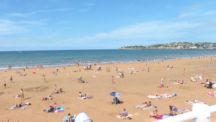 Bañistas de playas y piscinas asturianas recibirán mensajes científicos por megafonía