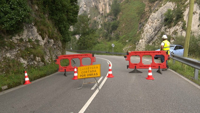 Normalidad en la AS-264 que une Arenas y Poncebos tras el corte por obras en la presa