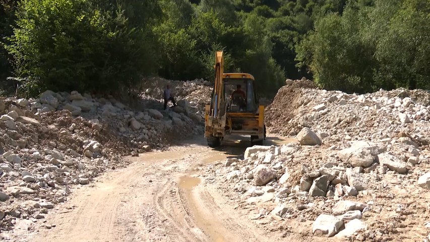 Un desprendimiento de tierra en Tineo deja incomunicados a los vecinos de La Azorera