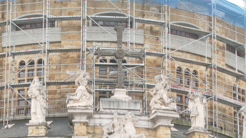 La réplica de la Cruz de la Victoria vuelve a presidir la Iglesia de La Laboral