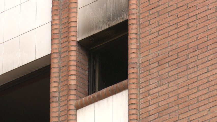 Dos heridos leves en el incendio de un piso en Avilés