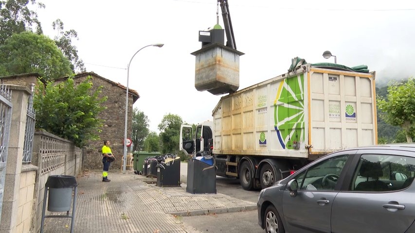 Cogersa recogiendo la basura en Laviana