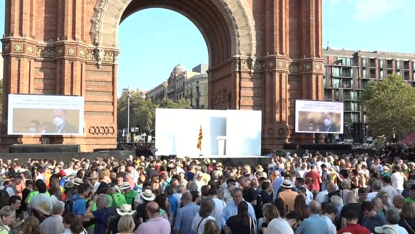 Independentistas en el mitin de Puigdemont en Barcelona, antes de su nueva huida