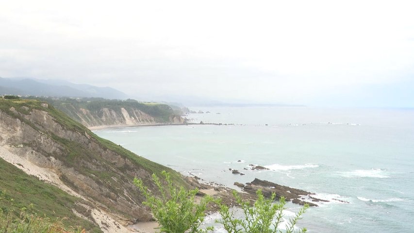 La Guardia Civil confirma la aparición de un fardo de cocaína en una playa entre Oviñana y Cudillero