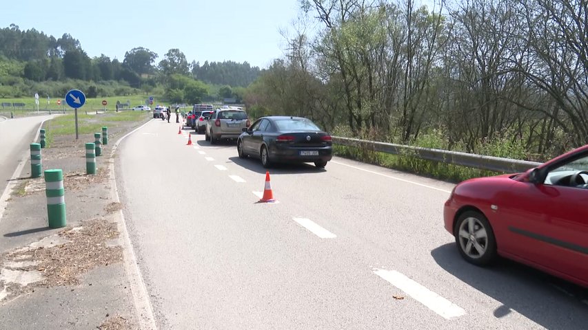 Atasco kilométrico en los accesos a Rodiles 