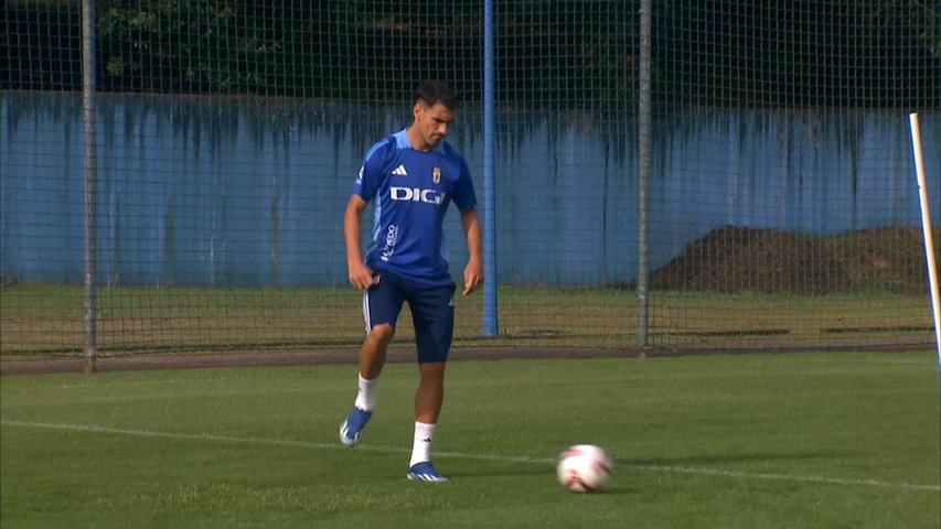 Álex Millán realiza parte del entrenamiento colectivo mientras el club le busca acomodo en la primera portuguesa