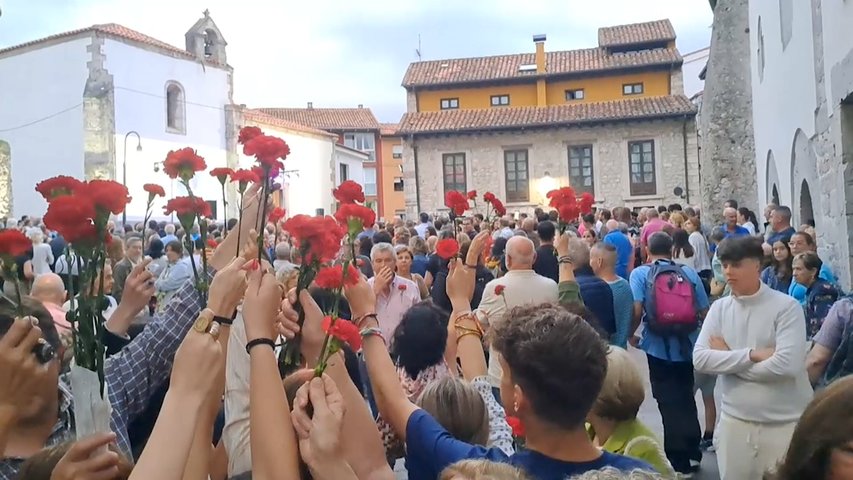 Clavelada de los fieles de la Magdalena en la plaza de Santa Ana