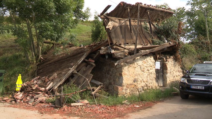 El hórreo, derribado parcialmente por un camión, está a punto de colapsar en Grado