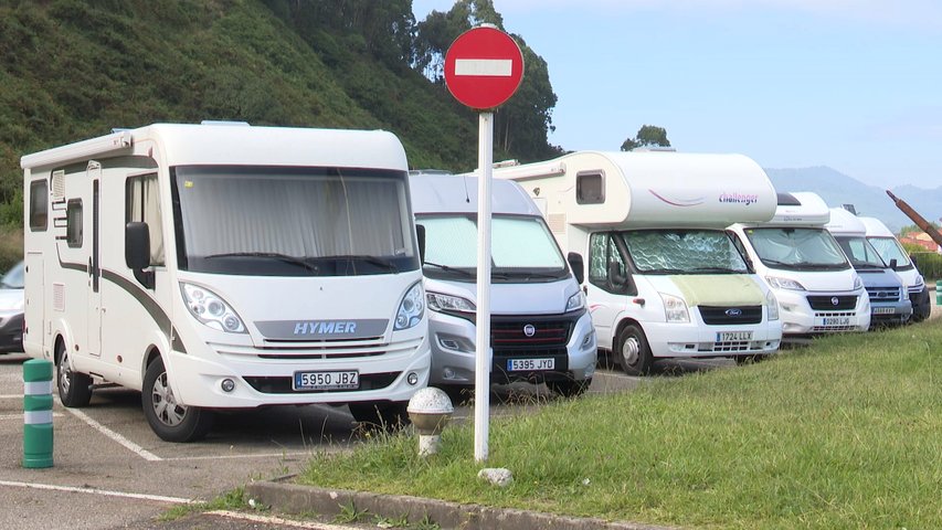 Furgonetas, turismos y autocaravanas comparten espacio en L'Arena