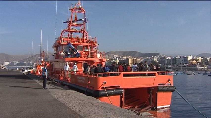 Barco lleno de inmigrantes en un puerto canario