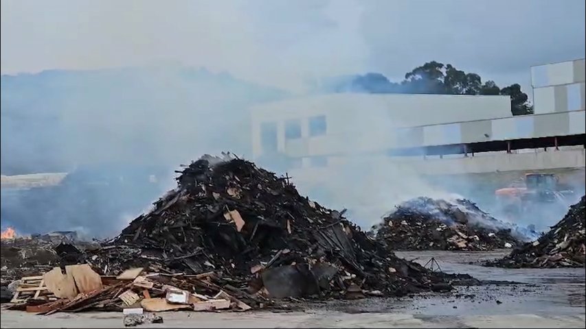 Montones de madera quemados en un incendio en Cogersa