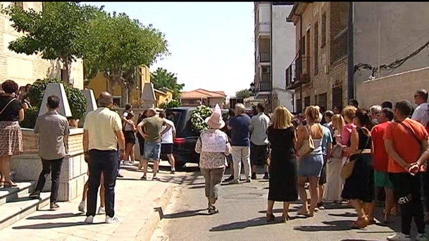 Despedida multitudinaria de Mateo al tiempo que se localiza la presunta arma homicida