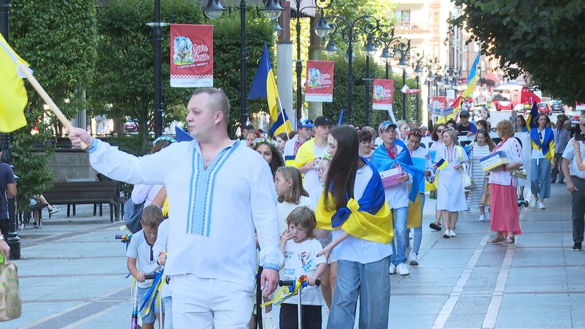 Desfile homenaje en Oviedo por el Día de la Bandera Nacional de Ucrania