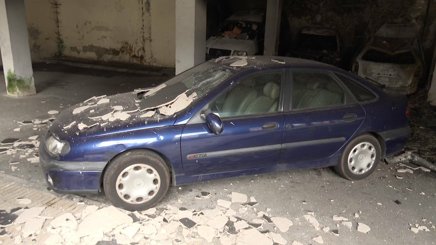 Calcinados cuatro coches y varios más afectados en el incendio de un garaje en Cudillero