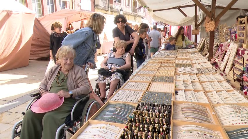 Los mayores de las residencias de Avilés disfrutan de las fiestas de San Agustín