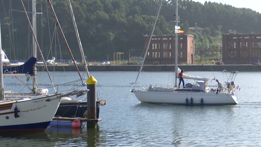 Embarcaciones en la ría de Avilés en la tarde previa a los fuegos de San Agustín