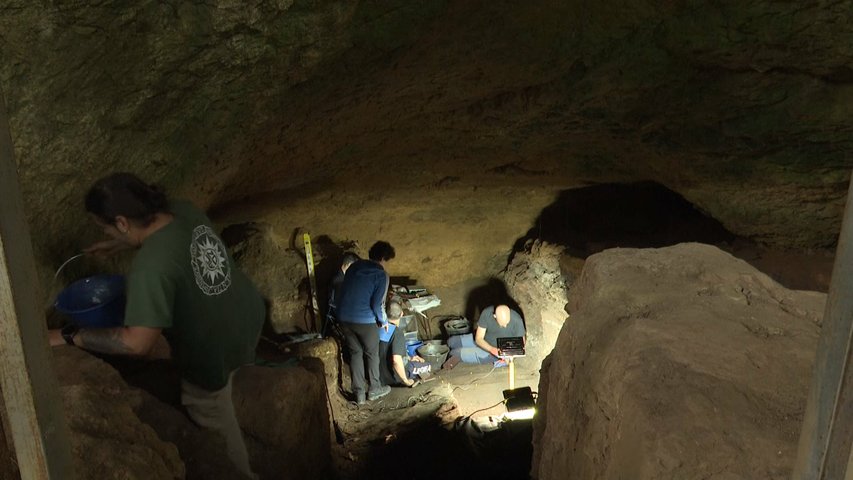 Un equipo de arqueólogos de la Universidad Complutense de Madrid y de la UNED trabajan en la cueva de Los Azules 