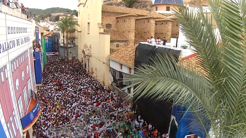 La Tomatina tiñe de rojo Buñol con una munición festiva de 120.000 kilos de tomate