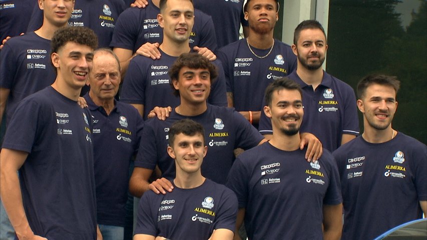 El Alimerka Oviedo Baloncesto recibe los vehículos en el acto de presentación de la nueva temporada  