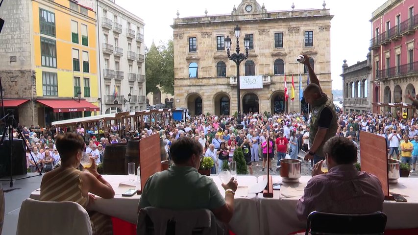 Mucha gente en la Fiesta de la Sidra Natural en la Plaza Mayor en Gijón