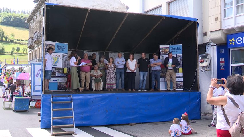 El meteorólogo José Miguel Viñas recibe el Chosco de Oro por el Día de los Pueblos de Asturias