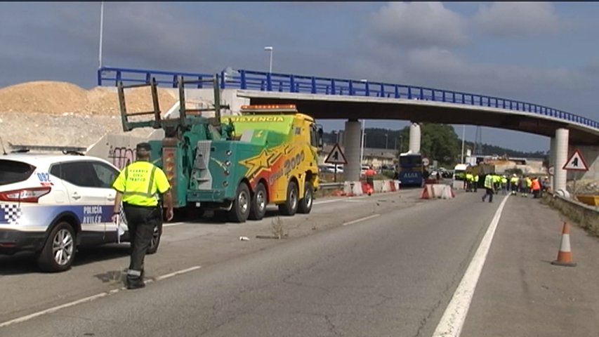 Un autobús de Alsa choca contra el puente del PEPA cerca de Avilés