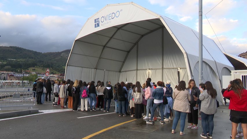 Colas para acceder a un concierto en las fiestas de San Mateo en Oviedo