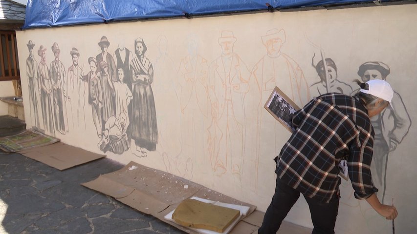 Muestra un mural figurativo para reflejar cómo eran los hombres y mujeres del occidente