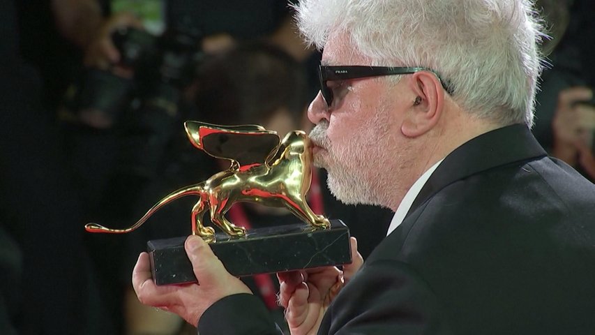 Almodóvar gana el León de Oro en Venecia y reivindica el derecho a una muerte digna