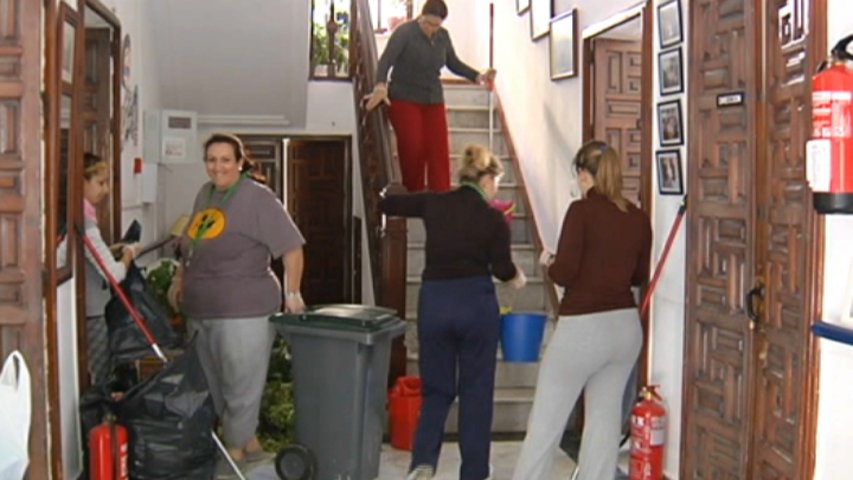 Empleadas del hogar realizando un trabajo en una casa