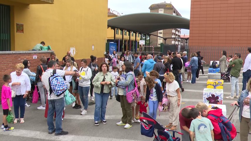 Muchos padres llevan a sus hijos al cole el primer día del inicio del curso 