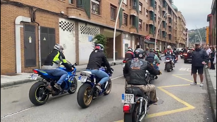 Decenas de motoristas despiden a Iván Fernández en Langreo