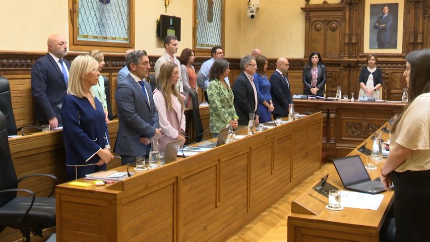 El pleno de Gijón guarda un minuto de silencio por los trabajadores fallecidos en El Musel