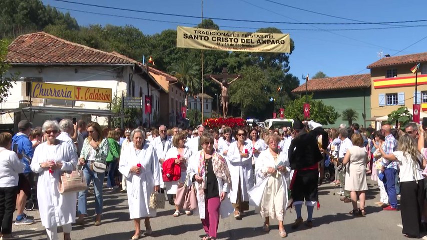 Éxito de público en la procesión del Cristo del Amparo por Nueva de Llanes