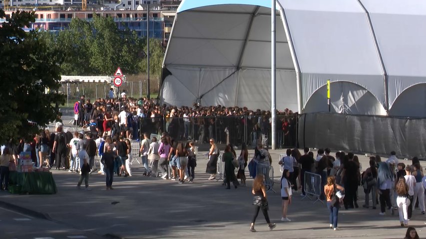 Largas colas en La Ería para Myke Towers y Lola Índigo