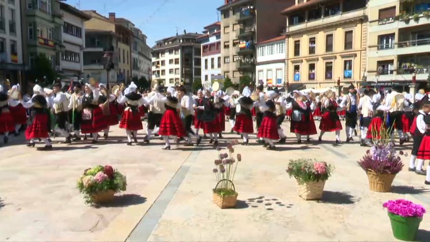 Danza en las Fiestas del Portal en Villaviciosa