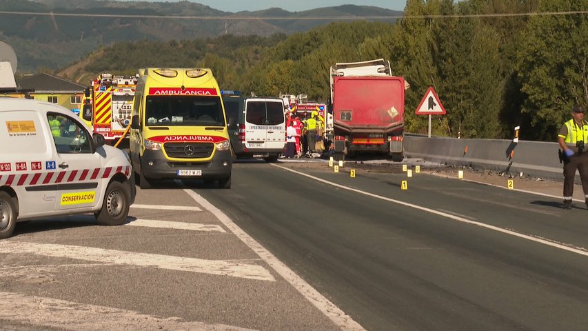 Fallecen tres personas y dos resultan heridas en un choque entre una furgoneta y un camión en El Bierzo