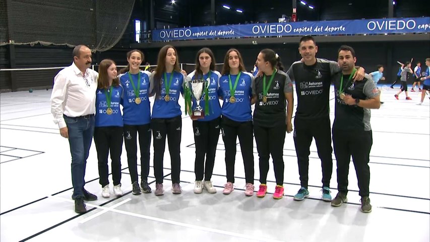 La Copa Iberdrola lograda por el Club Bádminton Oviedo ya está en Asturias