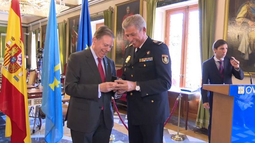 La Policía Nacional recibe la Medalla de Oro de Oviedo