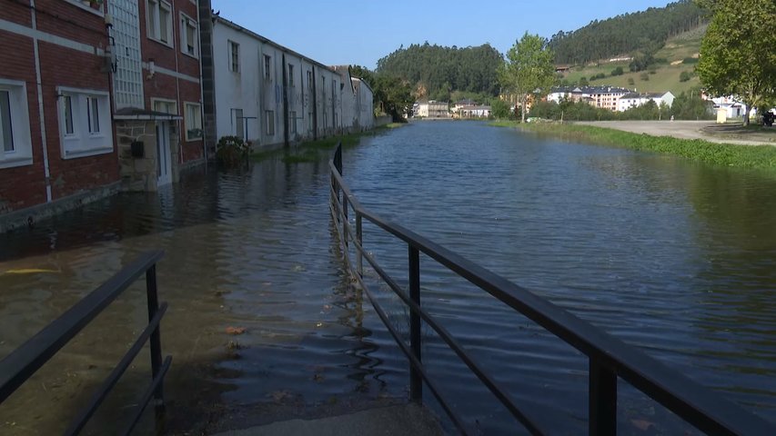 Crecida del río por las mareas vivas en Vegadeo