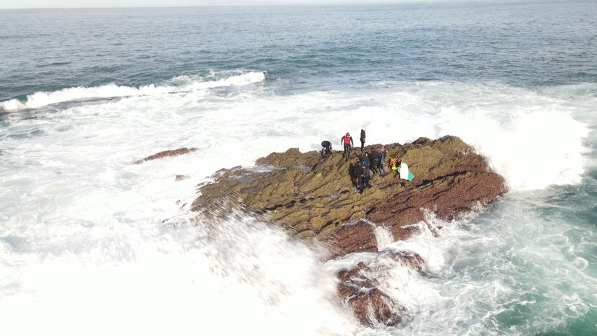 Captura de percebes en la costa asturiana