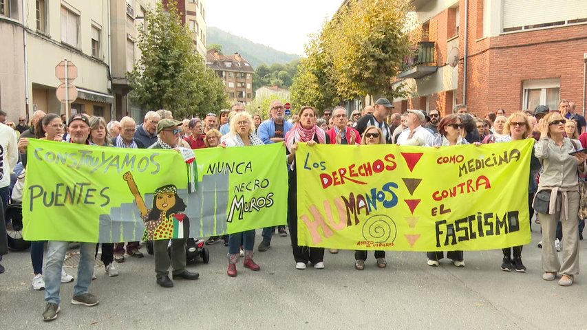 Protesta contra el racismo y la xenofobia en Sotrondio