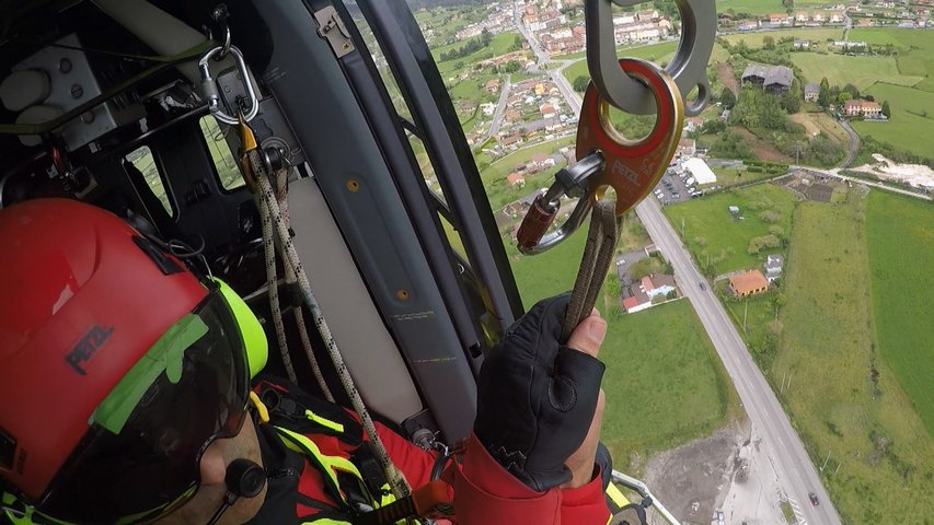 Trasladados al HUCA en el helicóptero del SEPA dos hombres heridos graves en Somiedo y Villaviciosa