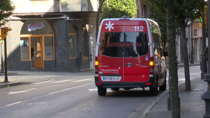 Ambulancia en la avenida Galicia, tras un accidente mortal de una anciana al cruzar indebidamente