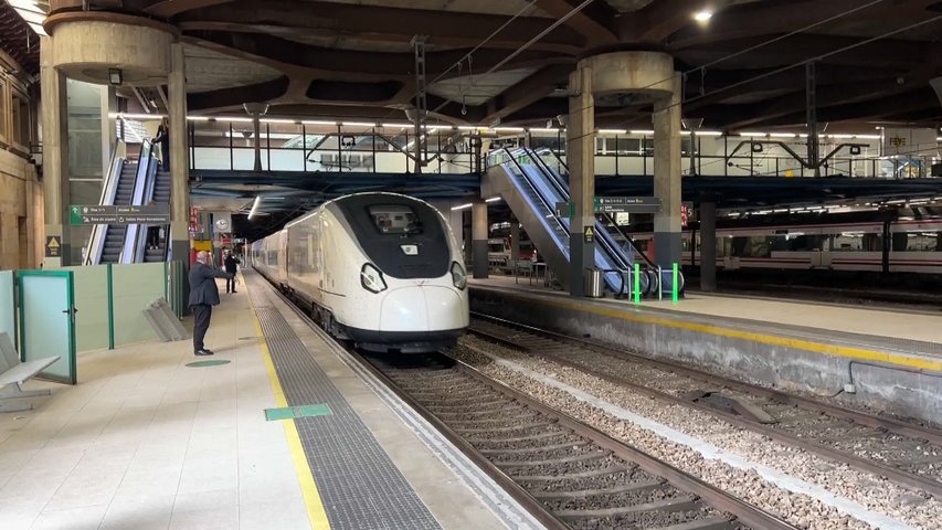 Un tren de AVLO llegando a la estación de Oviedo