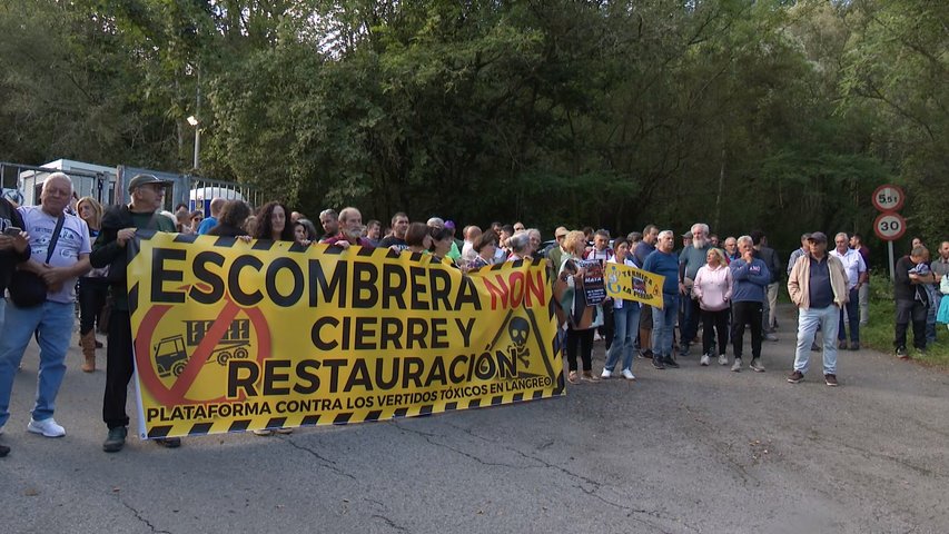 Más de un centenar de afectados por la escombrera de El Reguerón exigen su cierre al Principado