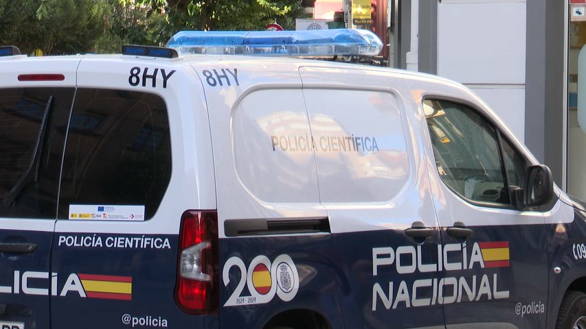 Coche policial detiene al acusado por el crimen de Laviada