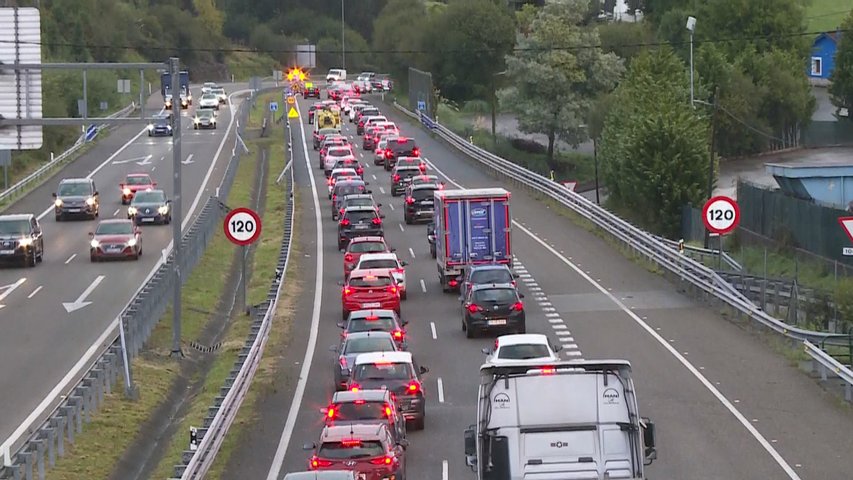 Importantes retenciones por un accidente en la AS II en sentido Gijón