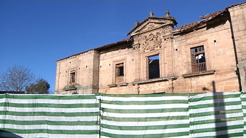 Fachada en obras del Palacio de Celles