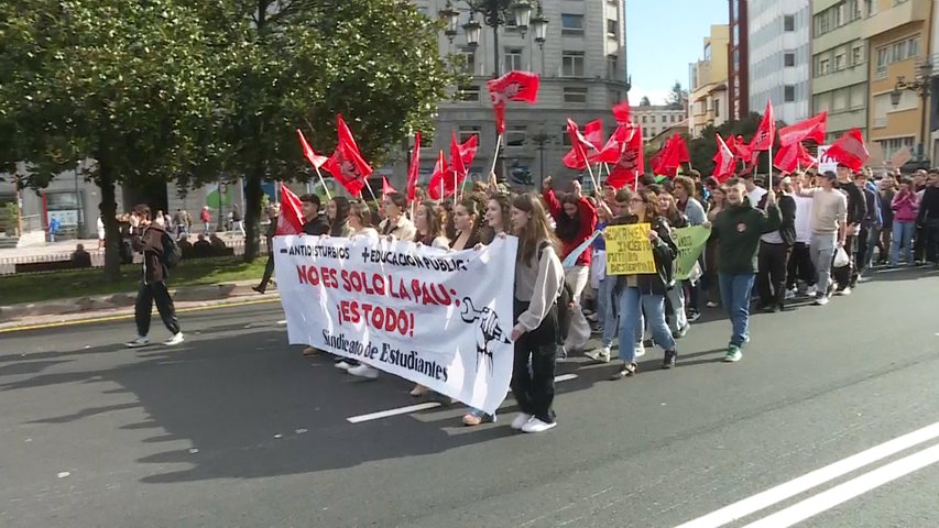 Huelga de estudiantes por las calles de Oviedo